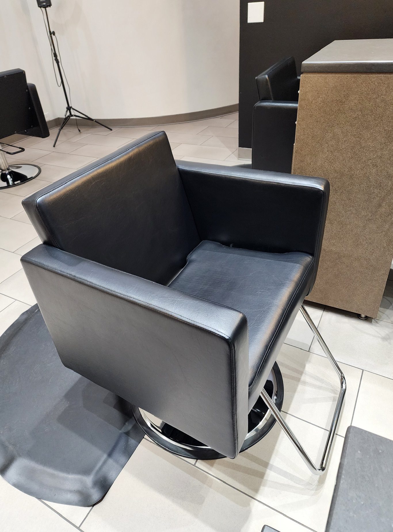 9106 Wide Sofa Style Salon Chair (Gaps In Chair Lets Hair Fall) - Image 6