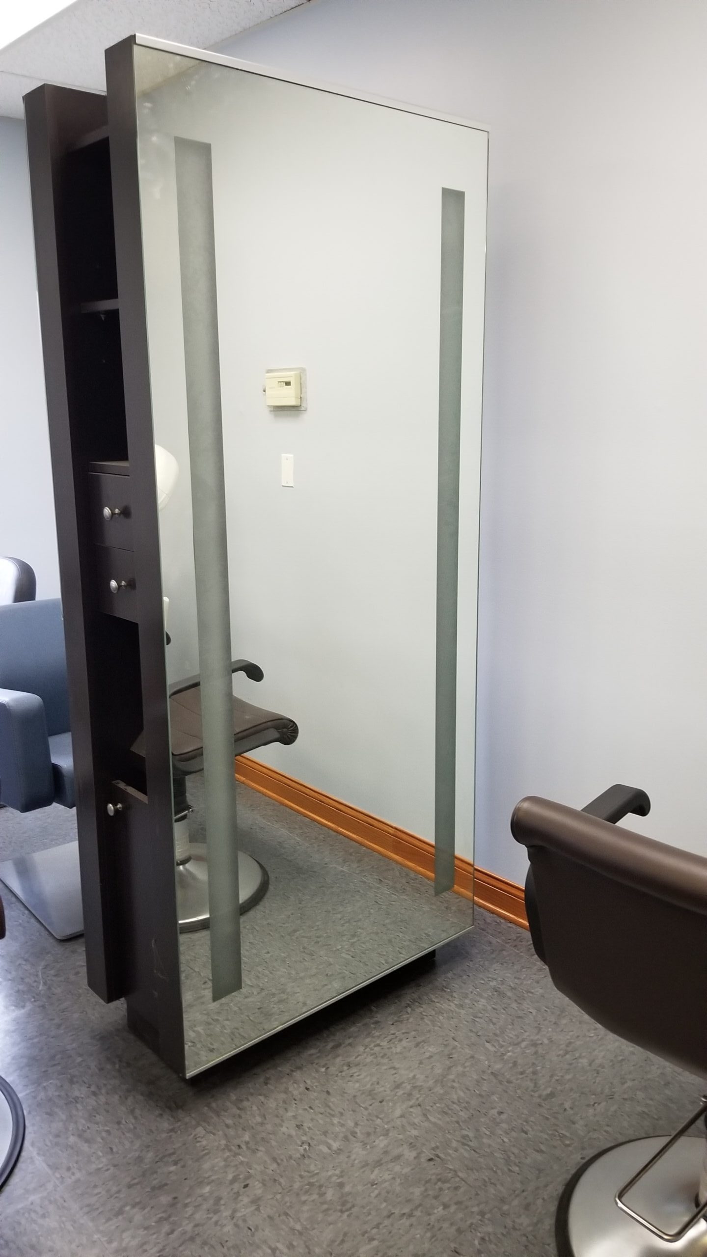 Showroom Belvedere 2-Sided Free Standing Lighted Styling Island