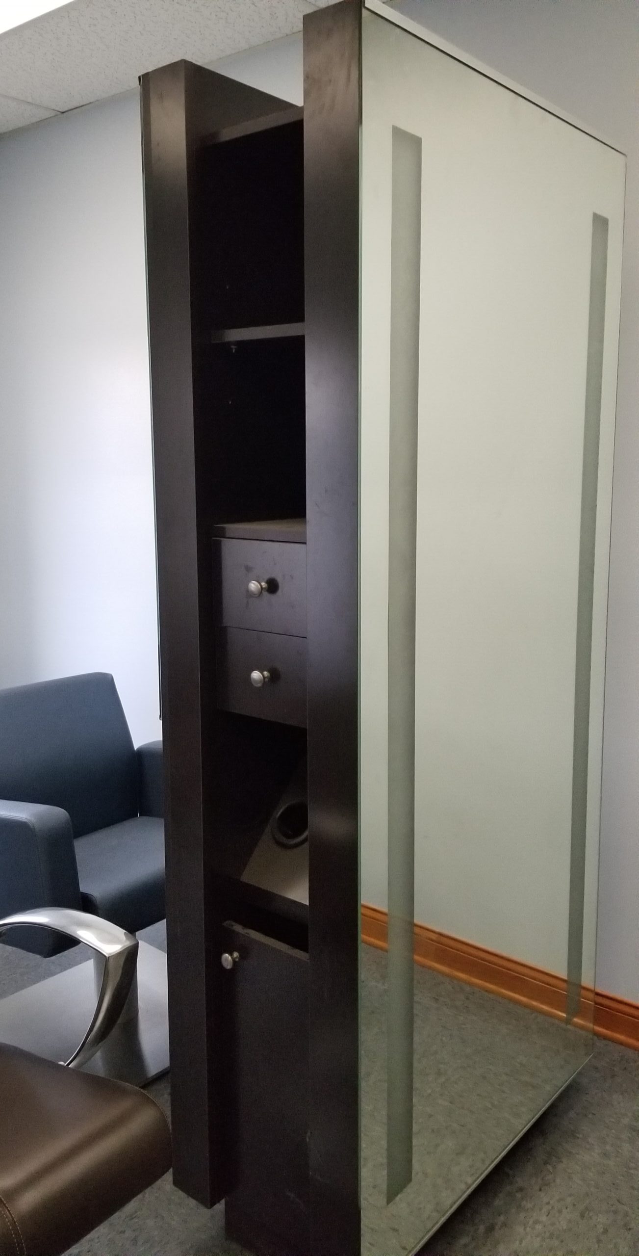 Showroom Belvedere 2-Sided Free Standing Lighted Styling Island - Image 2