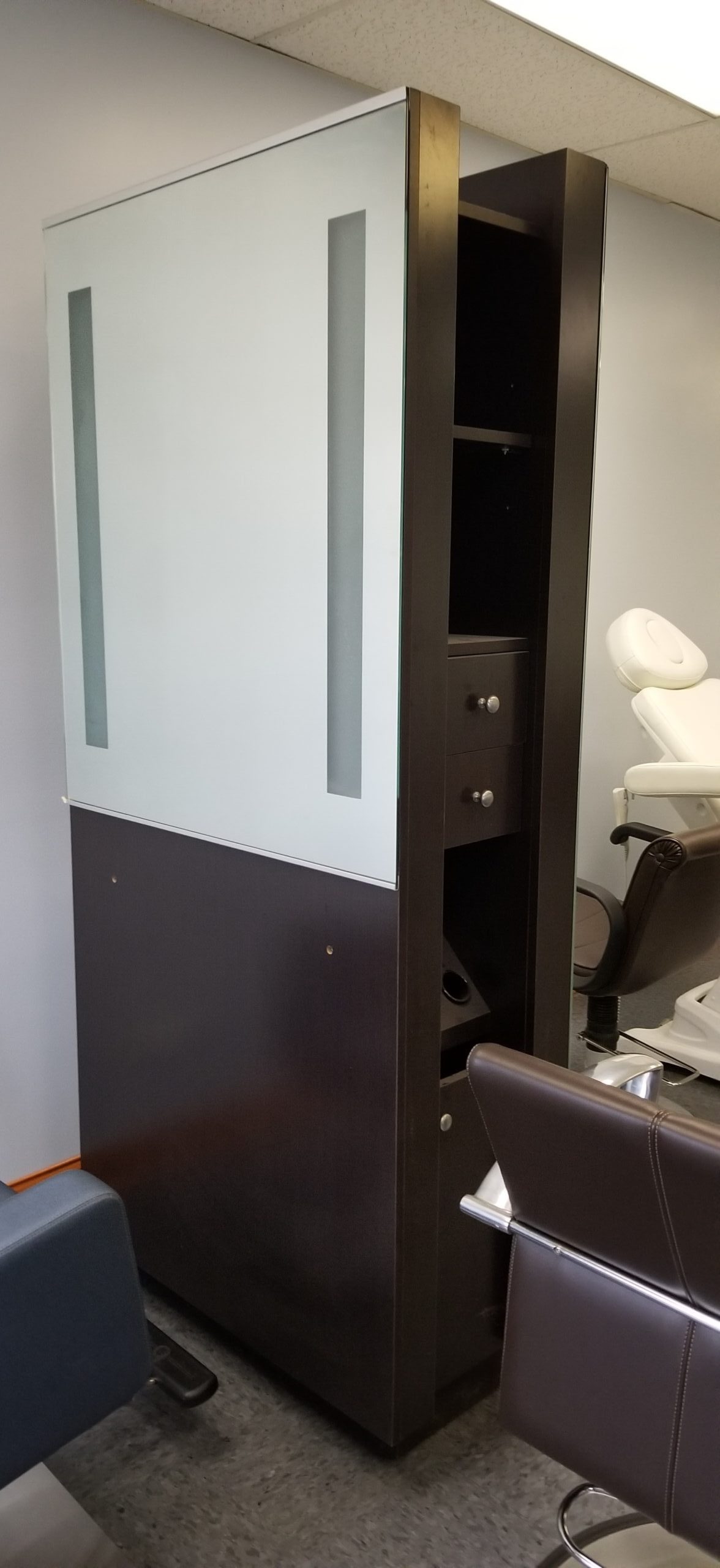 Showroom Belvedere 2-Sided Free Standing Lighted Styling Island - Image 3