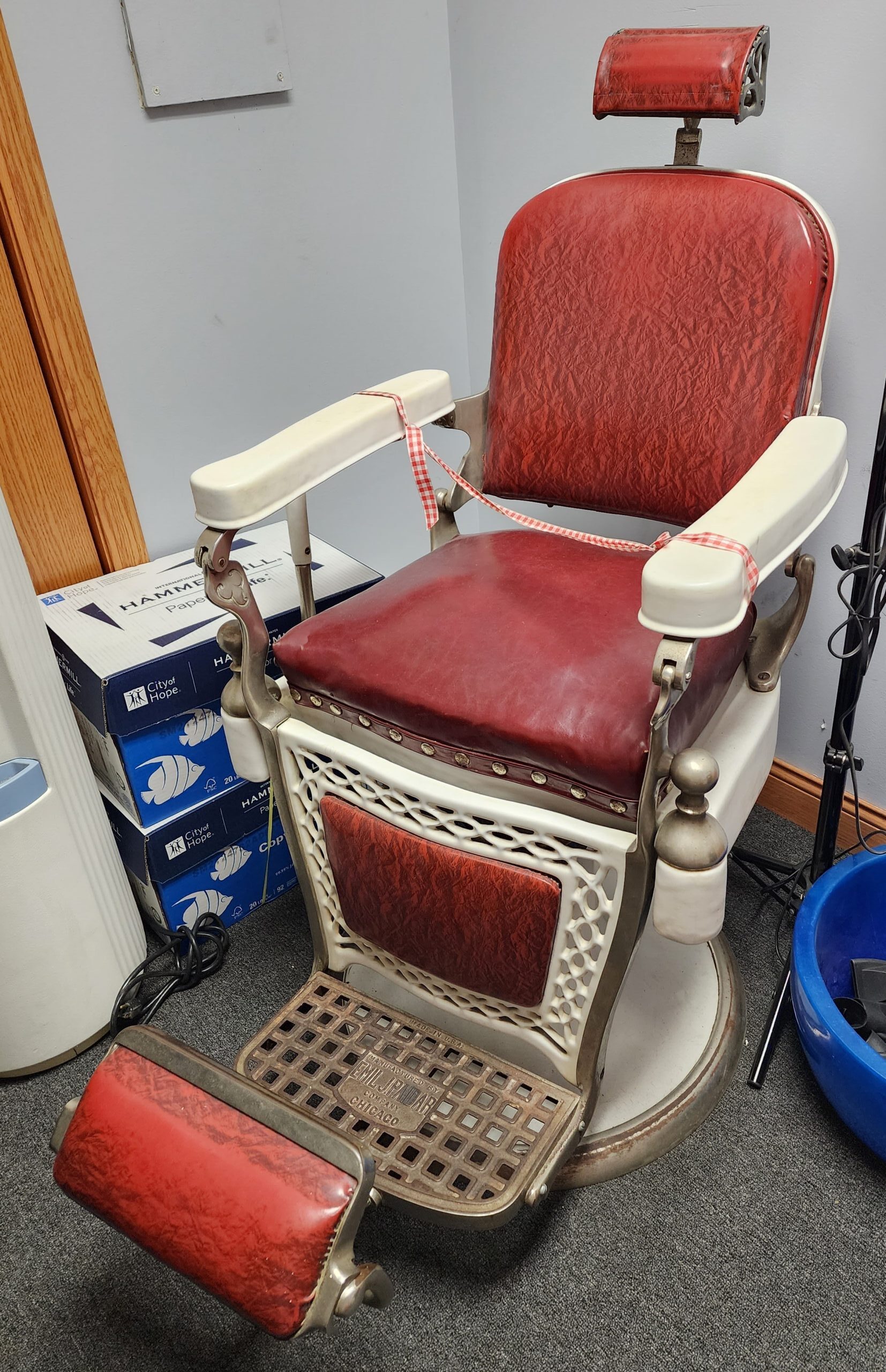 1-PAIDAR Barber Chair- Very Good Condition Works Great!