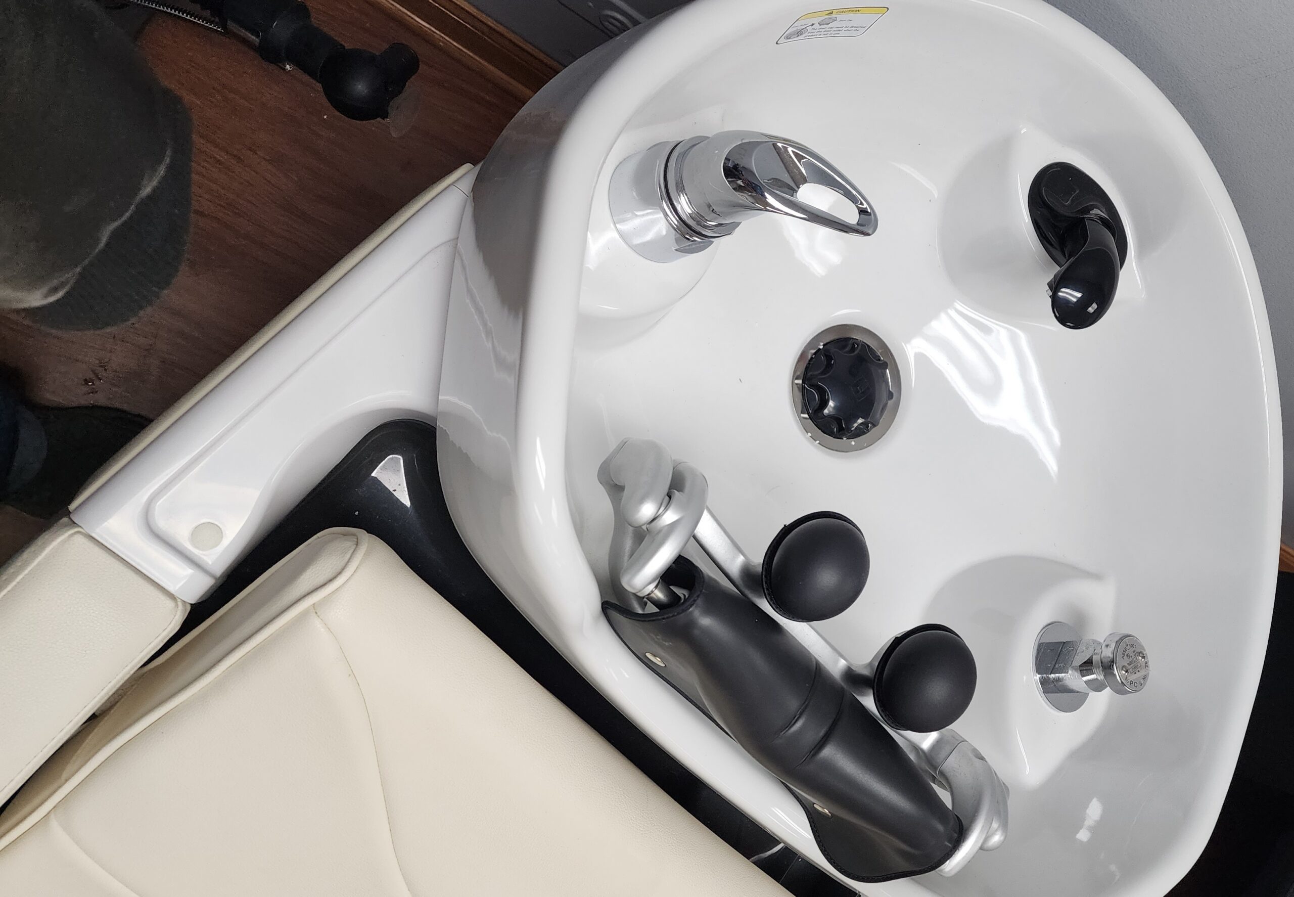 Showroom Model Yume IXI Shampoo Unit - Image 2