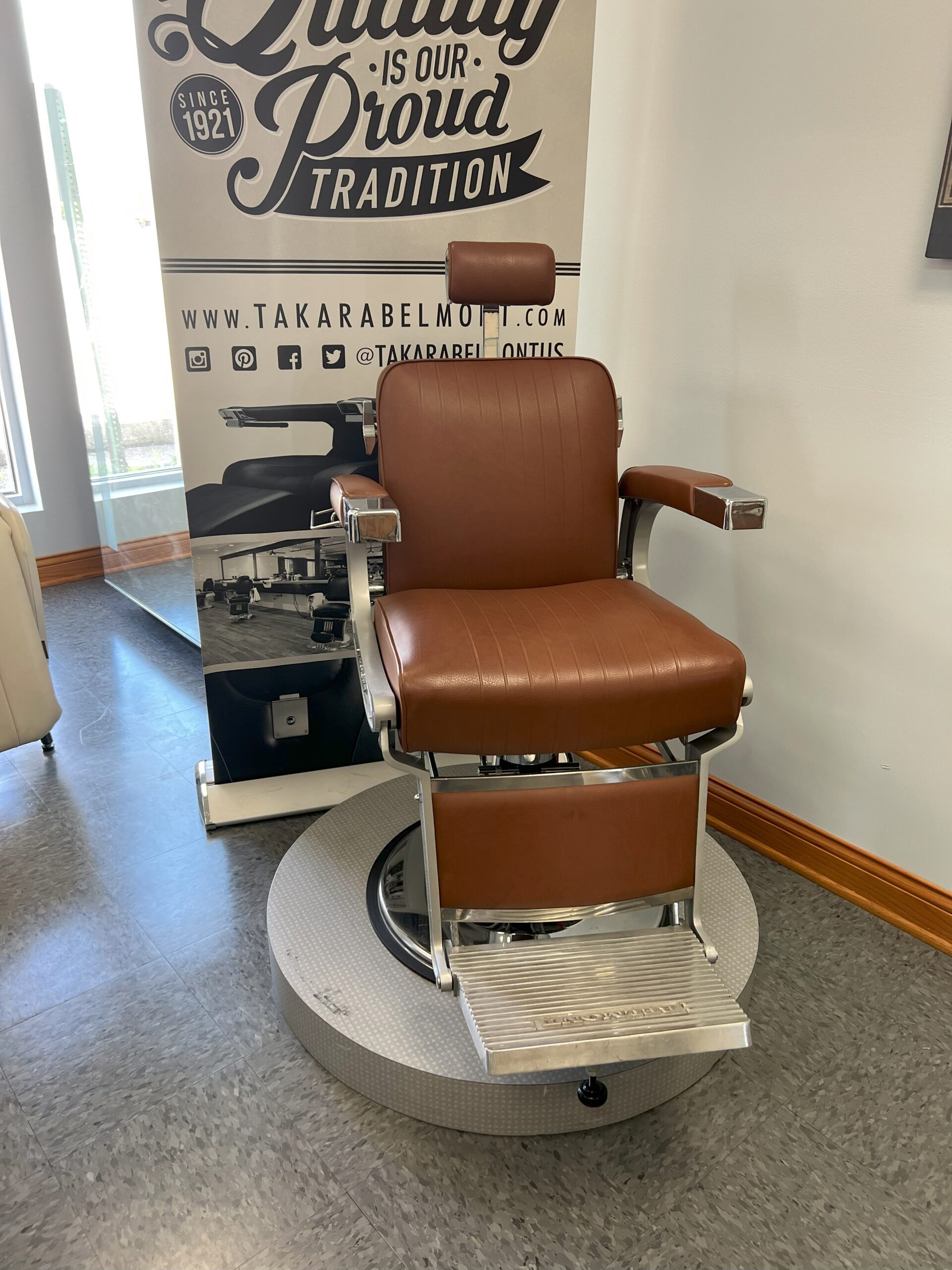 Showroom Model Elegance BB-225 Barber Chair - Image 2