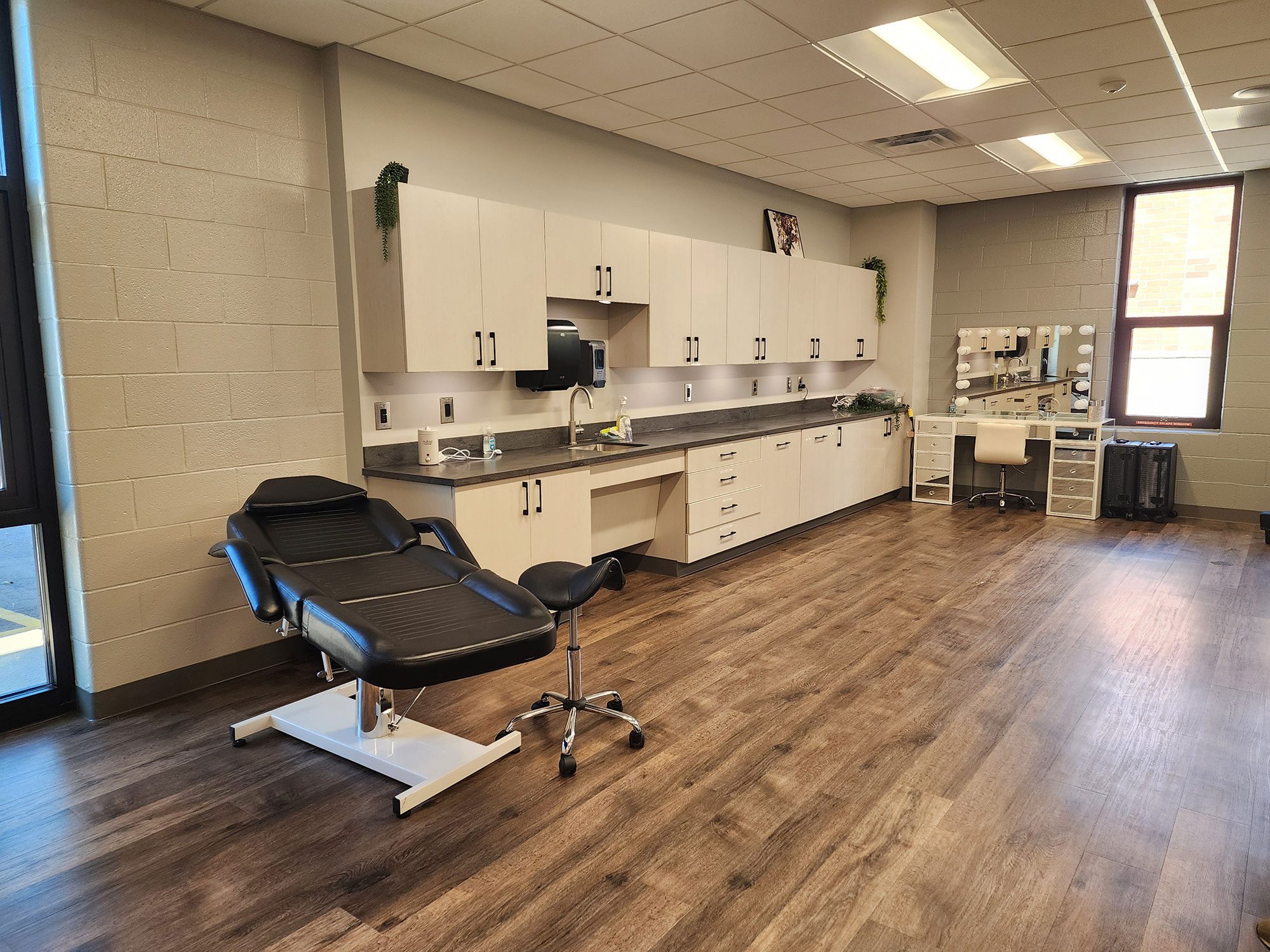 2501B Heavy Duty Hydraulic Facial Treatment Table - Image 2